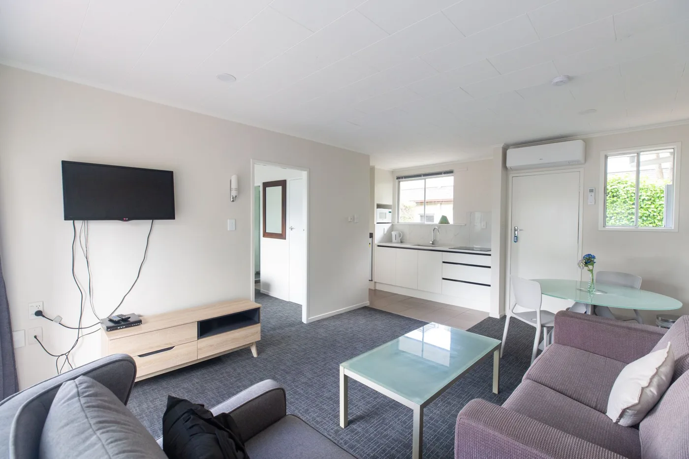 Living area and kitchen in the One-Bedroom Apartment at Lake Breeze Motel