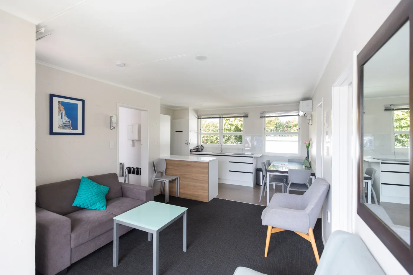 Lounge and kitchen in the Three-Bedroom Apartment at Lake Breeze Motel