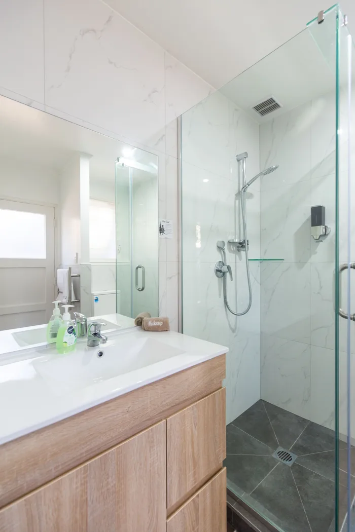 King Studio shower and vanity at Lake Breeze Motel