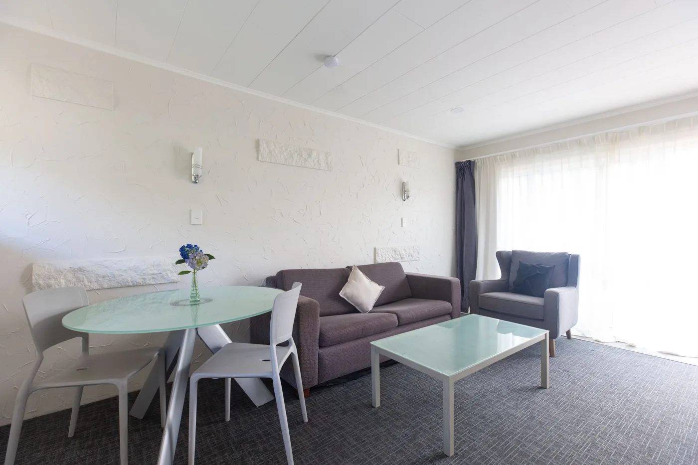 Seating and dining space in the One-Bedroom Apartment at Lake Breeze Motel