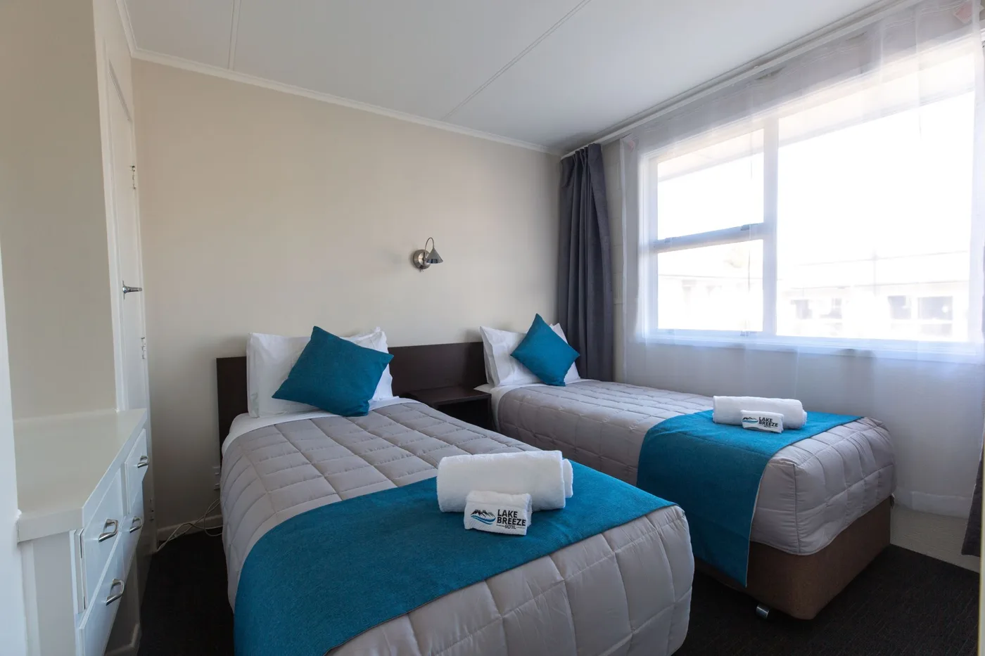 Twin bedroom in the Two-Bedroom Apartment at Lake Breeze Motel