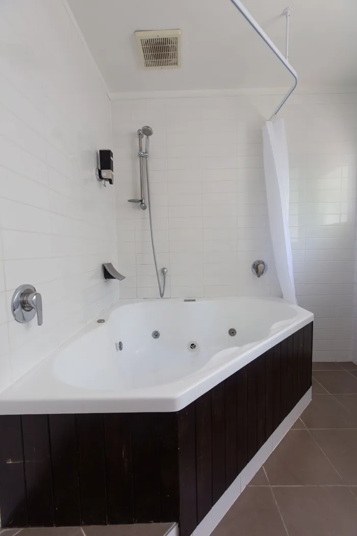 Spa bath with shower in the King Spa Studio at Lake Breeze Motel