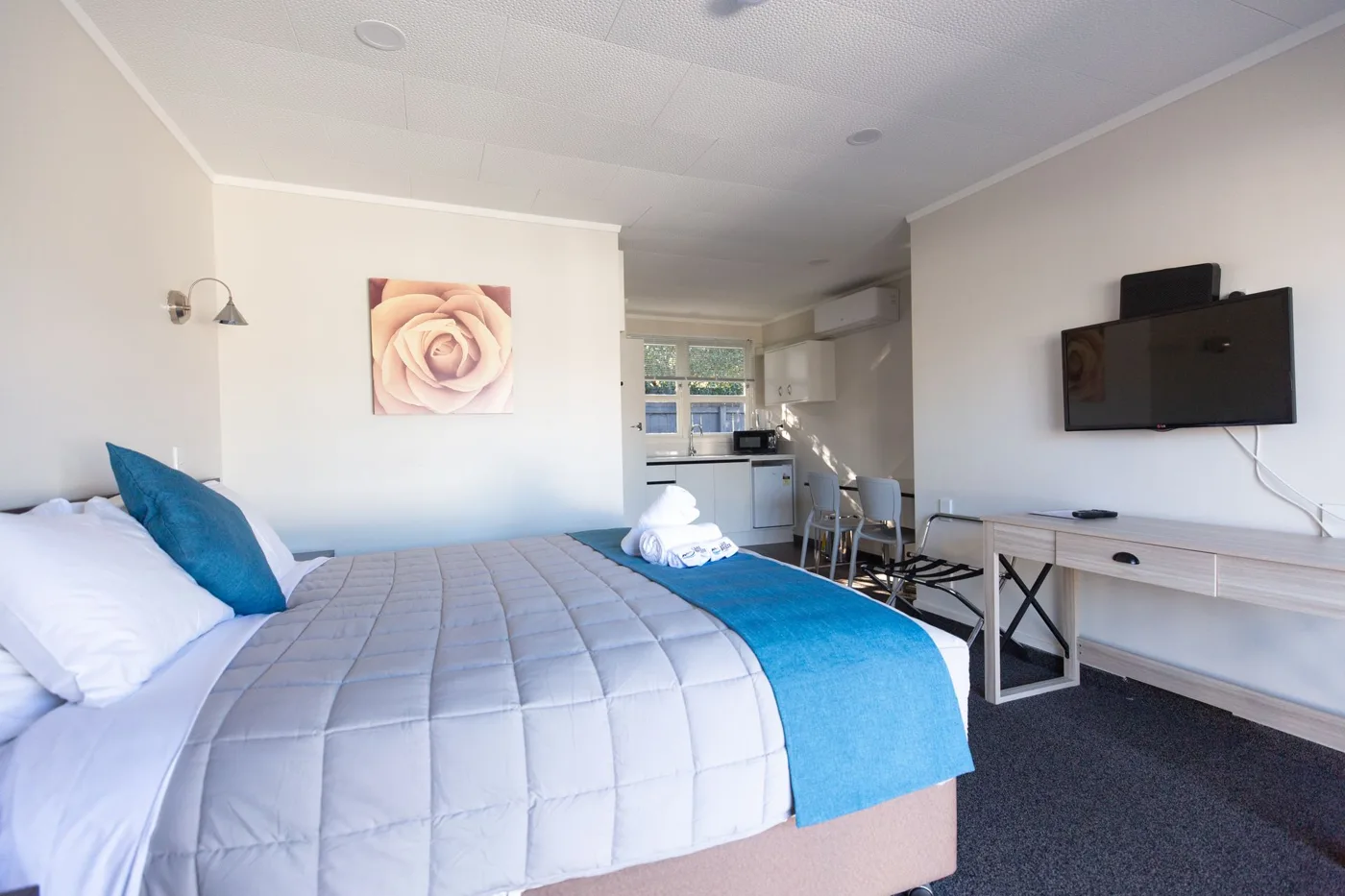 King Studio bed and kitchenette at Lake Breeze Motel
