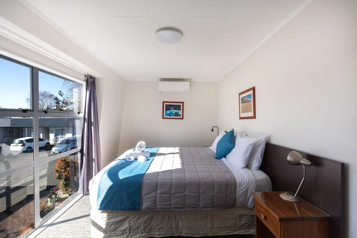 Double bedroom in the Lake View Apartment at Lake Breeze Motel