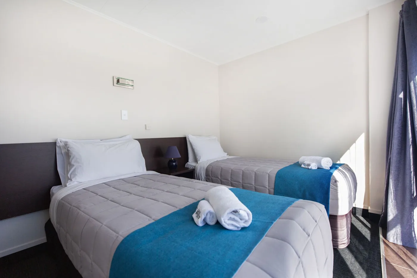 Twin beds in the Botanical Garden Apartment at Lake Breeze Motel