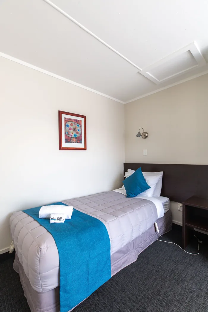 Single bed in the Playroom Apartment at Lake Breeze Motel