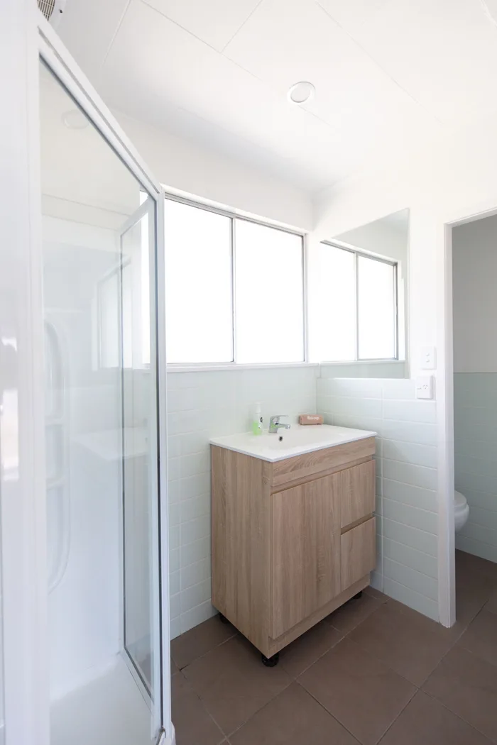 Queen Studio bathroom with shower at Lake Breeze Motel