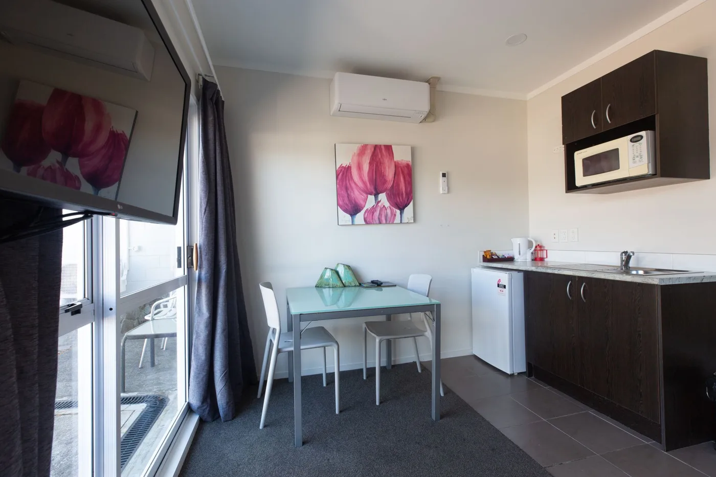 Dining space and kitchenette in the spa studio at Lake Breeze Motel